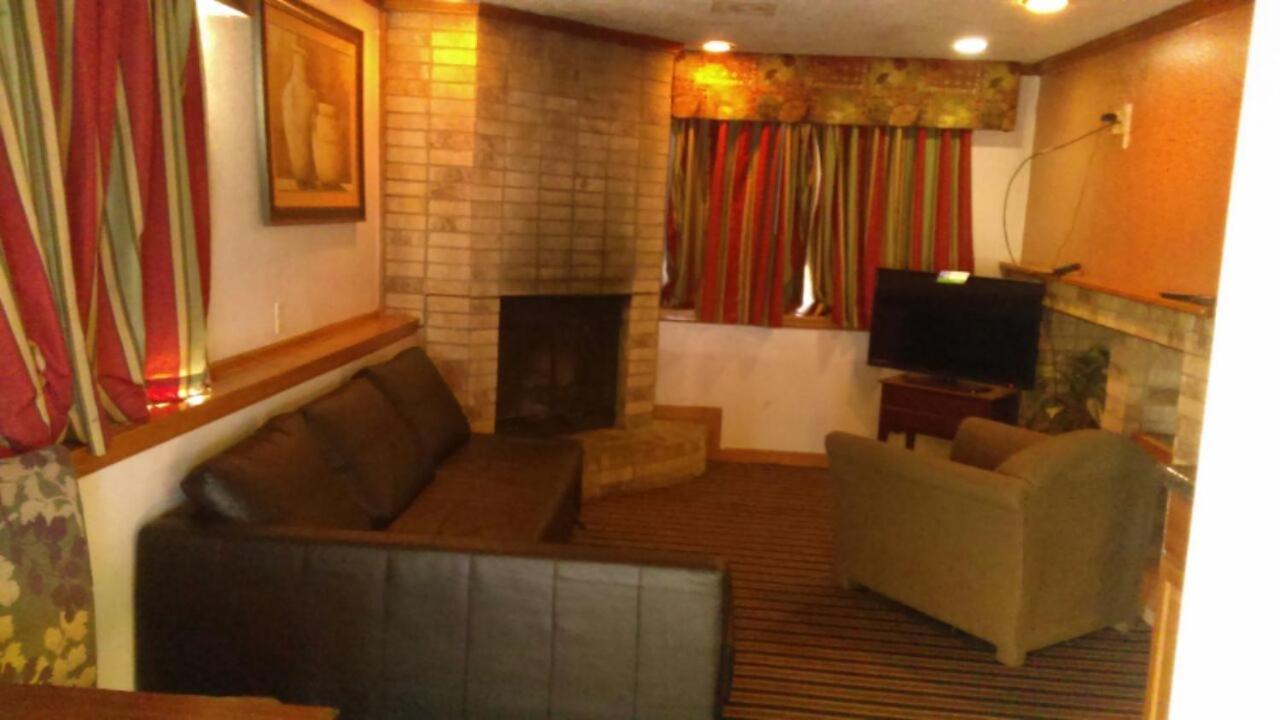 Rodeway Inn Colorado Springs Bagian luar foto