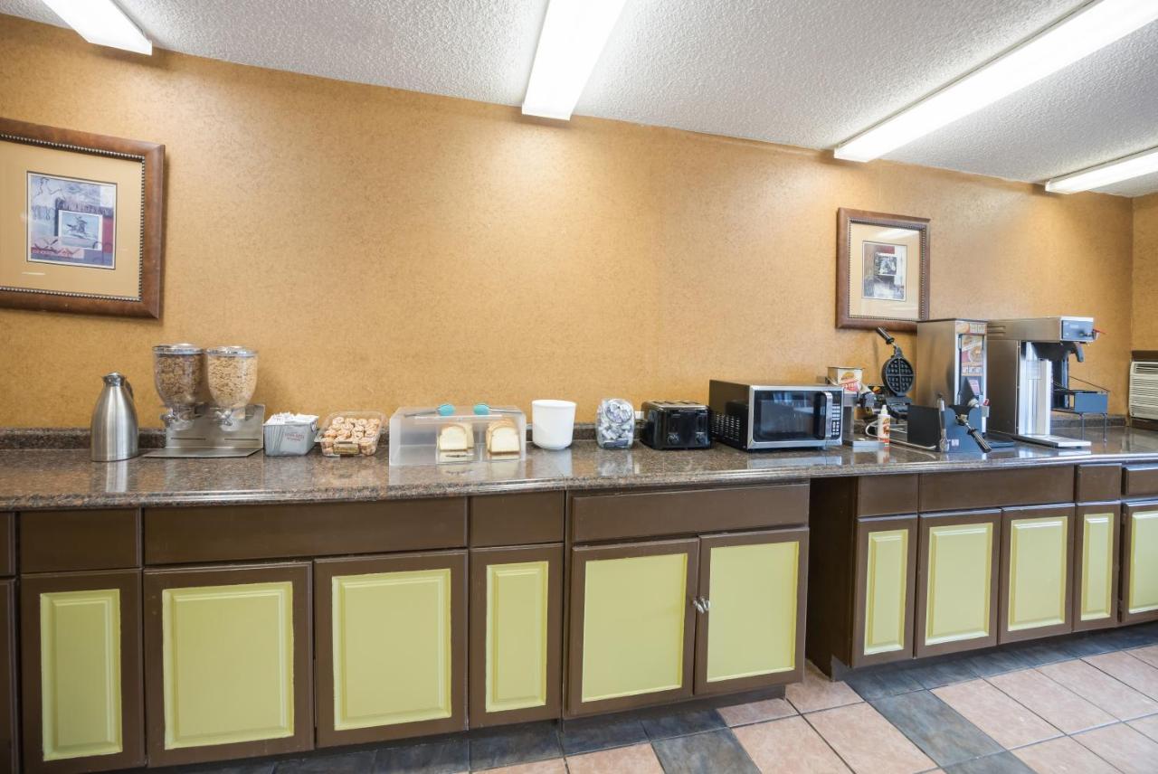 Rodeway Inn Colorado Springs Bagian luar foto