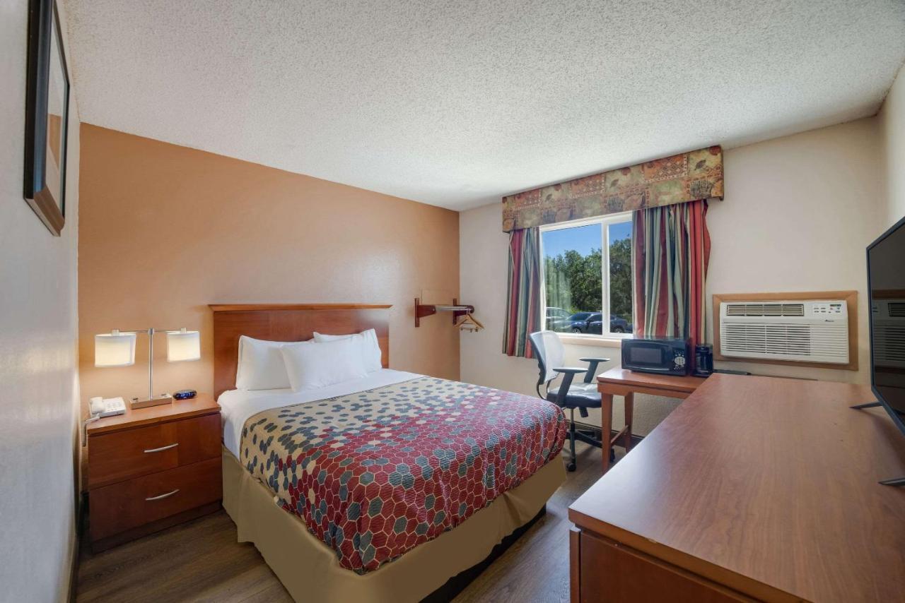 Rodeway Inn Colorado Springs Bagian luar foto