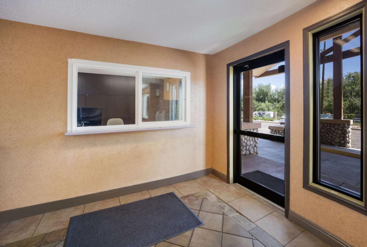 Rodeway Inn Colorado Springs Bagian luar foto
