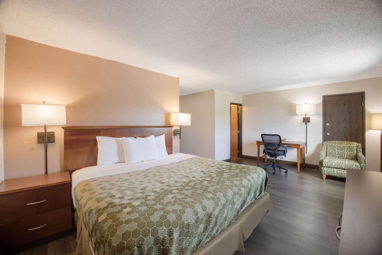 Rodeway Inn Colorado Springs Bagian luar foto