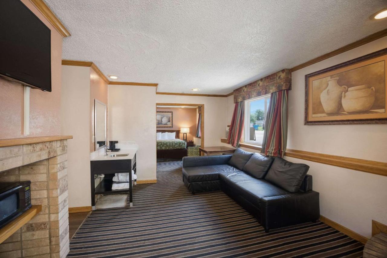 Rodeway Inn Colorado Springs Bagian luar foto