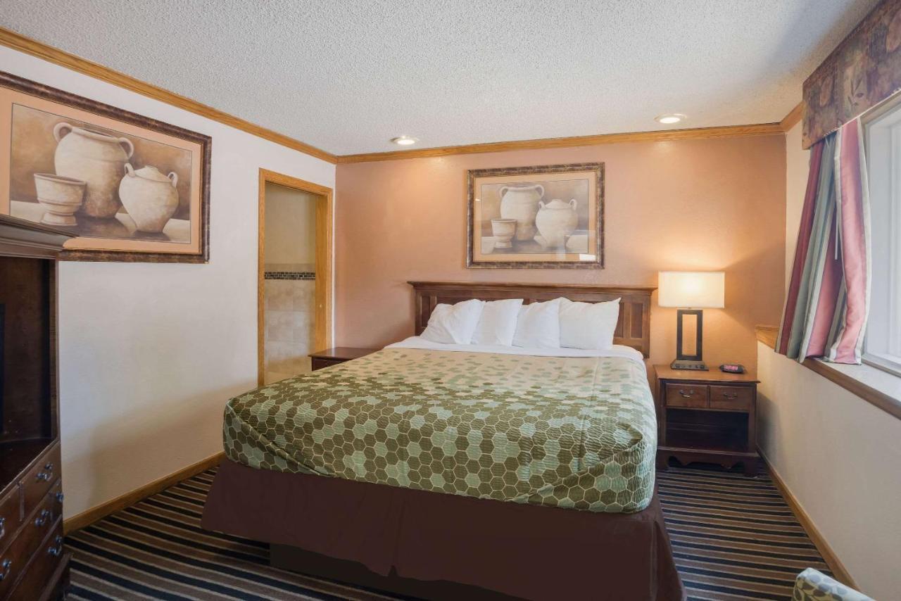 Rodeway Inn Colorado Springs Bagian luar foto