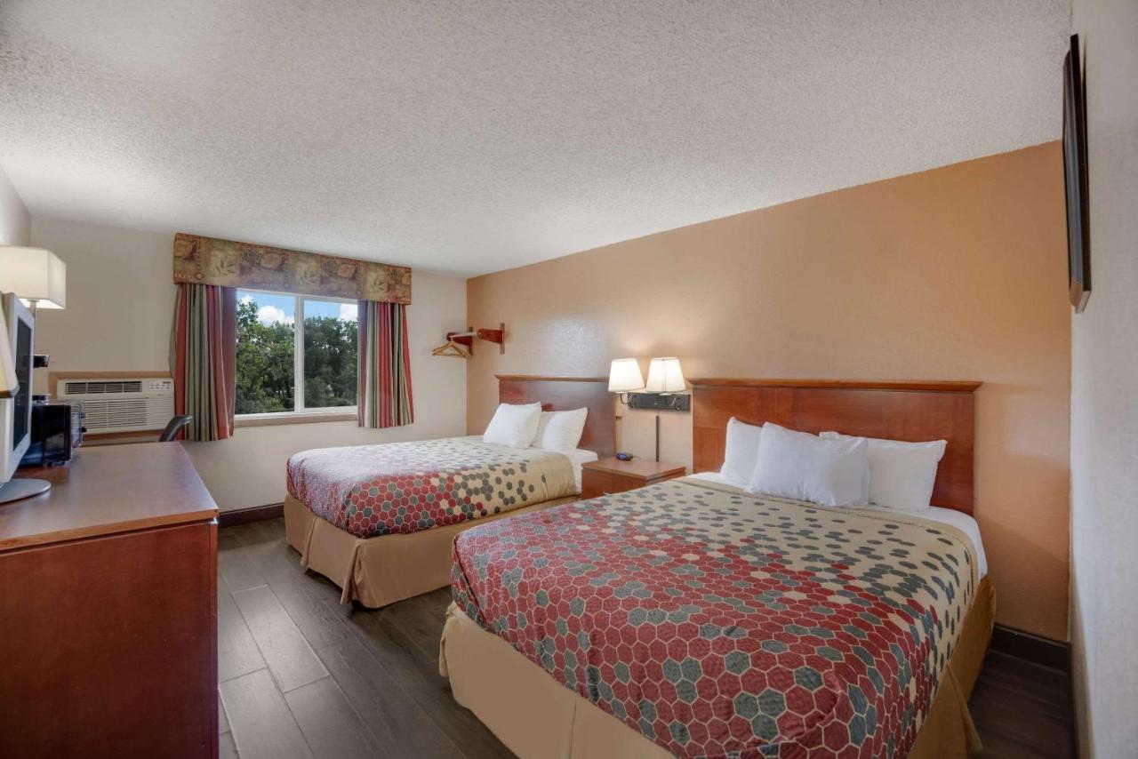 Rodeway Inn Colorado Springs Bagian luar foto