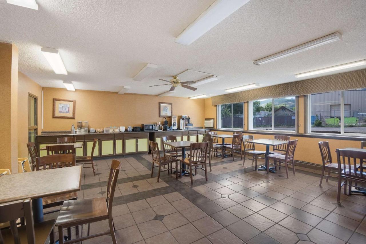 Rodeway Inn Colorado Springs Bagian luar foto